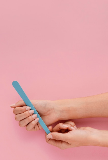 Причины расслаивания ногтей на руках у женщин