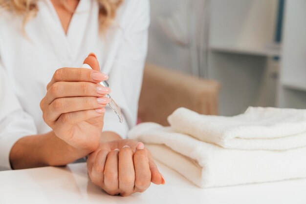 Расслаивание ногтей на руках у женщин: причины и лечение